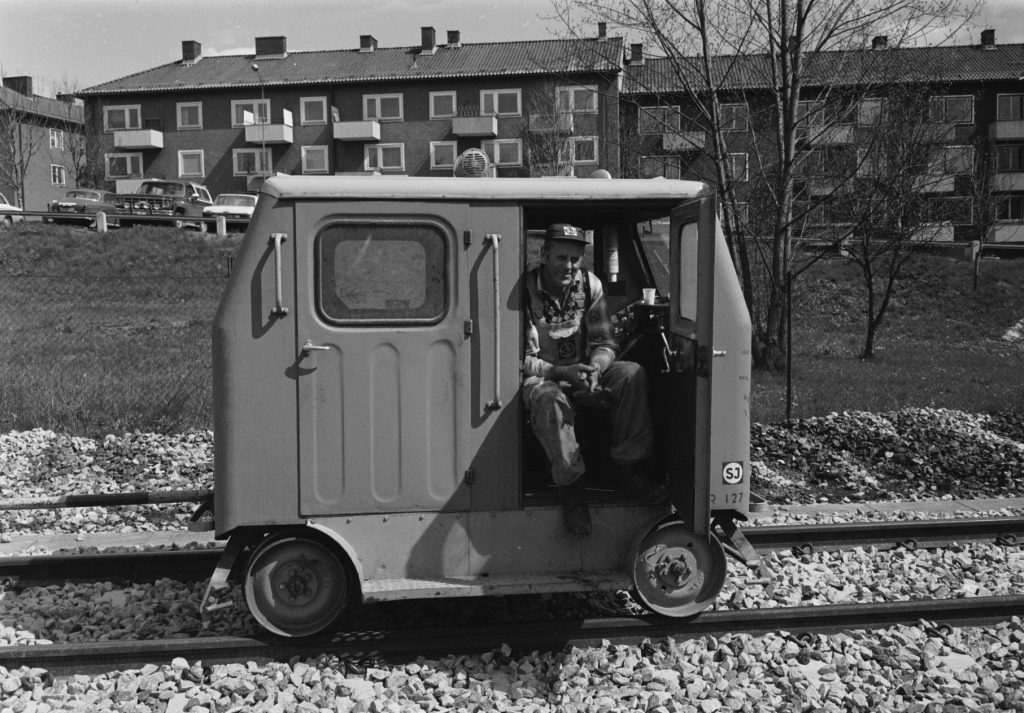 Spårsvetsare i sin svetsartralla. 1983.