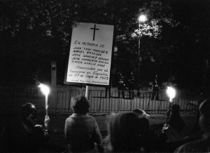 Manifestation utanför Spanska ambassaden 27 september 1976 till minne av fem motståndskämpar som Franco avrättade ett år tidigare.